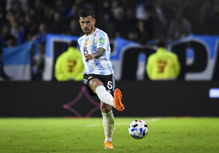BUENOS AIRES, ARGENTINA - MARCH 25: Leandro Paredes of Argentina kicks the ball during the FIFA World Cup Qatar 2022 qualification match between Argentina and Venezuela at Estadio Alberto J. Armando on March 25, 2022 in Buenos Aires, Argentina. (Photo by Marcelo Endelli/Getty Images)
