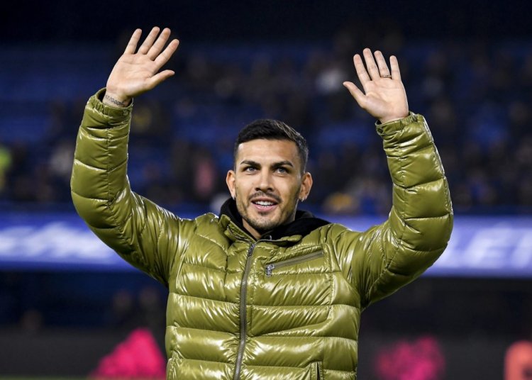 BUENOS AIRES, ARGENTINA - JUNE 05:  Former Boca Juniors player and now on Paris Saint-Germain Leandro Paredes greets the fans before a match between Boca Juniors and Arsenal as part of the opening round of Liga Profesional Argentina 2022 at Estadio Alberto J. Armando on June 5, 2022 in Buenos Aires, Argentina. (Photo by Marcelo Endelli/Getty Images)