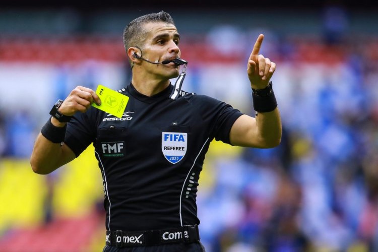 MEXICO CITY, MEXICO - AUGUST 14: Fernando Hernández referee gestures during the 8th round match between Cruz Azul and Toluca as part of the Torneo Apertura 2022 Liga MX at Azteca Stadium on August 14, 2022 in Mexico City, Mexico. (Photo by Manuel Velasquez/Getty Images)