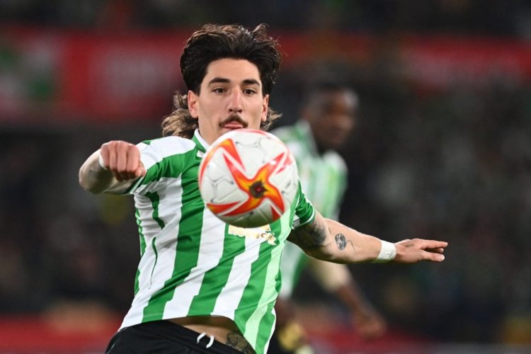 Real Betis' Spanish defender Hector Bellerin controls the ball during the Spanish Copa del Rey (King's Cup) final football match between Real Betis and Valencia CF at La Cartuja Stadium in Seville, on April 23, 2022. (Photo by JORGE GUERRERO / AFP) (Photo by JORGE GUERRERO/AFP via Getty Images)