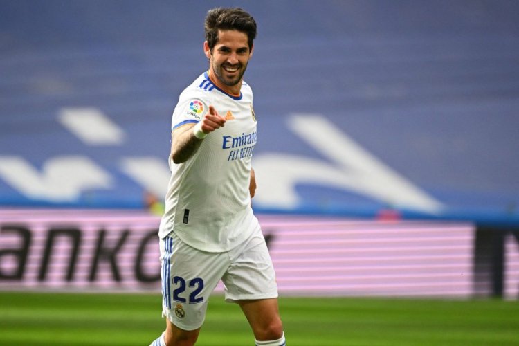 Real Madrid's Spanish midfielder Isco celebrates during the Spanish League football match between Real Madrid CF and RCD Espanyol at the Santiago Bernabeu stadium in Madrid on April 30, 2022. (Photo by GABRIEL BOUYS / AFP) (Photo by GABRIEL BOUYS/AFP via Getty Images)
