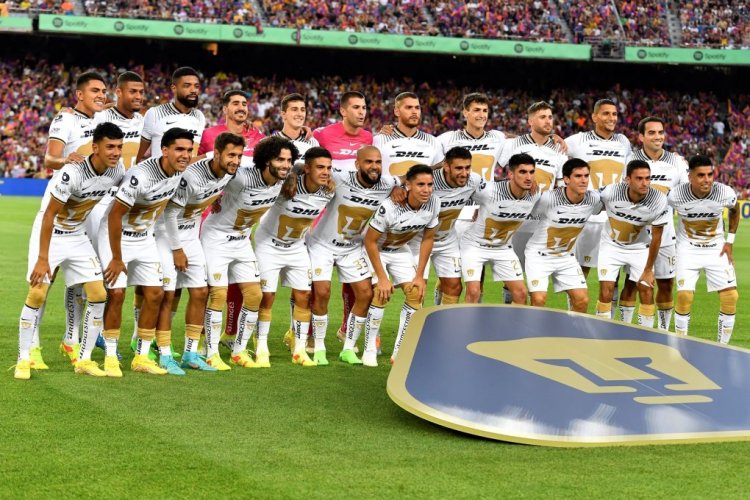 Pumas' players pose for a group picture before the start of the 57th Joan Gamper Trophy friendly football match between FC Barcelona and Club Universidad Nacional Pumas at the Camp Nou stadium in Barcelona on August 7, 2022. (Photo by Pau BARRENA / AFP) (Photo by PAU BARRENA/AFP via Getty Images)