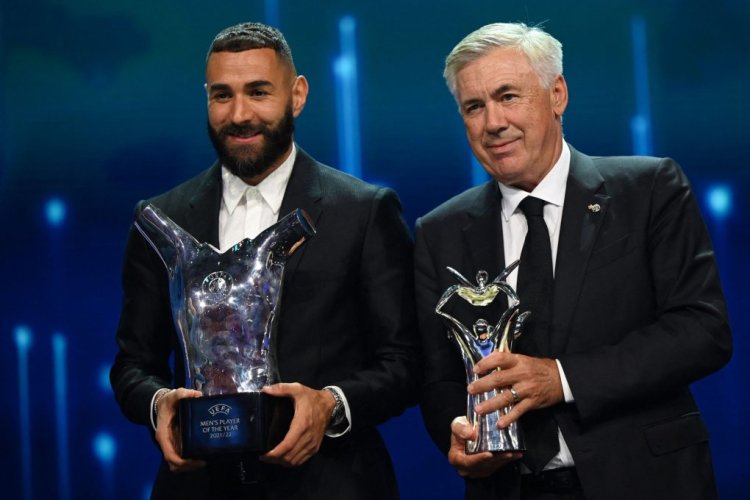 Real Madrid's French forward Karim Benzema poses with his "UEFA Men's Player of the Year 2021/2022 Award" next to Real Madrid's Italian coach Carlo Ancelotti posing with his "Coach of the Year Award" in Istanbul on August 25, 2022, after the 2022/2023 Champions League group stage draw. (Photo by OZAN KOSE / AFP) (Photo by OZAN KOSE/AFP via Getty Images)