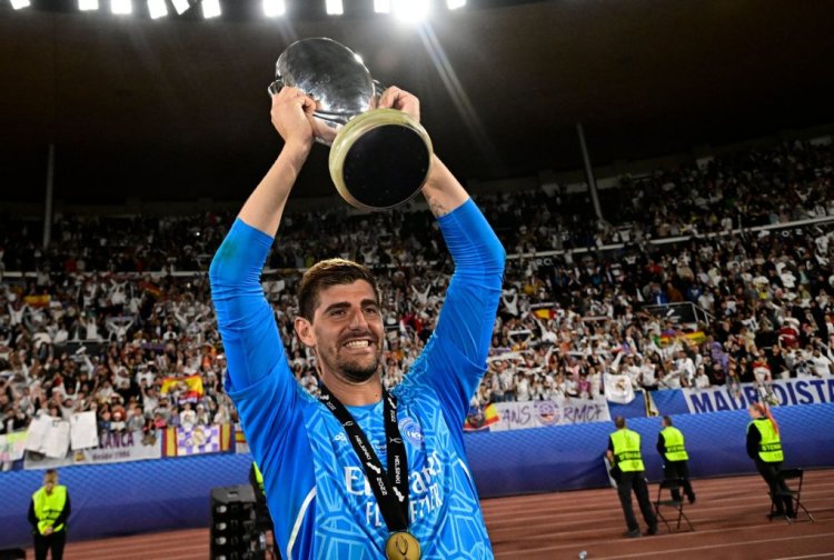Real Madrid's Belgian goalkeeper Thibaut Courtois celebrates with the trophy after the UEFA Super Cup football match between Real Madrid vs Eintracht Frankfurt in Helsinki, on August 10, 2022. (Photo by JAVIER SORIANO / AFP) (Photo by JAVIER SORIANO/AFP via Getty Images)