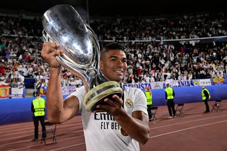 Real Madrid's Brazilian midfielder Casemiro celebrates with the trophy after the UEFA Super Cup football match between Real Madrid vs Eintracht Frankfurt in Helsinki, on August 10, 2022. - Real Madrid won the match 2-0. (Photo by JAVIER SORIANO / AFP) (Photo by JAVIER SORIANO/AFP via Getty Images)