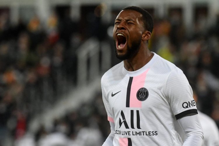 Paris Saint-Germain's Dutch midfielder Georginio Wijnaldum celebrates after scoring during the French L1 football match between RC Lens and Paris Saint-Germain (PSG) at Stade Bollaert-Delelis in Lens, northern France on December 4, 2021. (Photo by François LO PRESTI / AFP) (Photo by FRANCOIS LO PRESTI/AFP via Getty Images)
