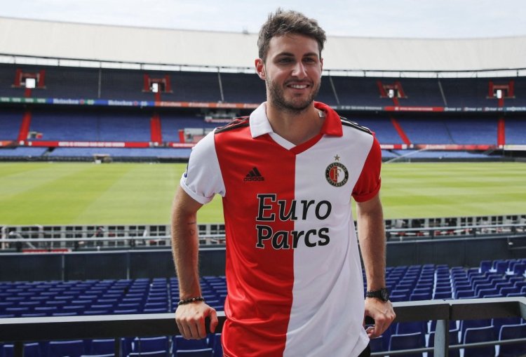 Feyenoord's newly-signed Argentine-born forward Santiago Gimenez poses for photographs during his presentation in Feyenoord Stadium, known as "De Kuip", in Rotterdam, on July 30, 2022. - Gimenez transferred from the Mexican club CD Cruz Azul, and signed a contract with Feyenoord until mid-2026.  - Netherlands OUT (Photo by Bart Stoutjesdijk / ANP / AFP) / Netherlands OUT (Photo by BART STOUTJESDIJK/ANP/AFP via Getty Images)