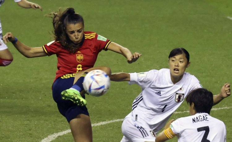 Spain's Inma Gabarro (L) and Japan's Rion Ishikawa vie for the ball during the Women's U-20 World Cup football final, at the National stadium in San José, on August 28, 2022. (Photo by Randall CAMPOS / AFP) (Photo by RANDALL CAMPOS/AFP via Getty Images)