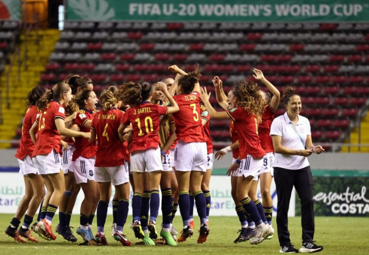 Spain's players celebrate after defeating Netherlands in their Women's U-20 World Cup semi final football match, at the National stadium in San Jose, on August 25, 2022. (Photo by Randall CAMPOS / AFP) (Photo by RANDALL CAMPOS/AFP via Getty Images)