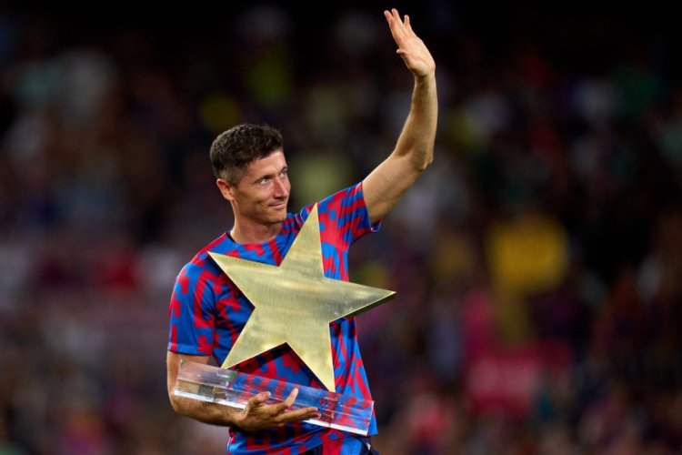 BARCELONA, SPAIN - AUGUST 07: Robert Lewandowski of FC Barcelona celebrates with the MVP trophy following the Joan Gamper Trophy match between FC Barcelona and Pumas UNAM at Spotify Camp Nou on August 07, 2022 in Barcelona, Spain. (Photo by Alex Caparros/Getty Images)