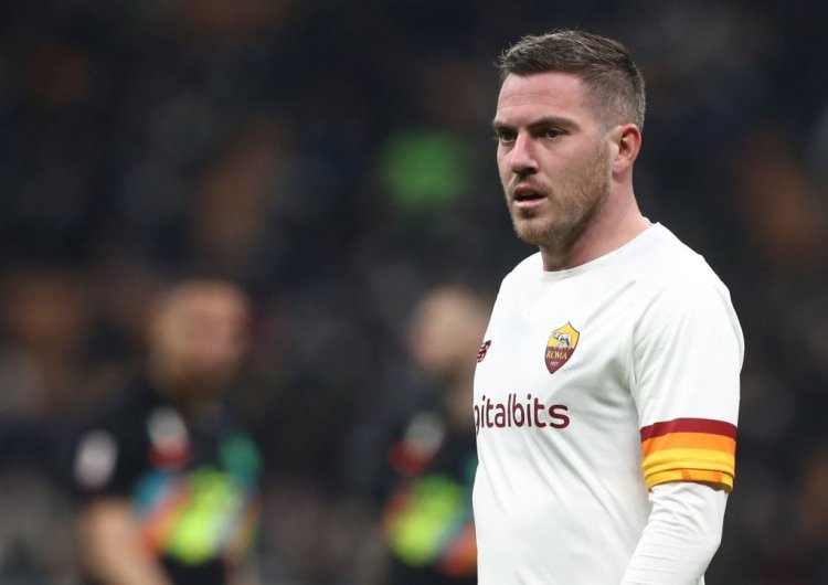 MILAN, ITALY - FEBRUARY 08: Jordan Veretout of AS Roma looks on during the Coppa Italia match between FC Internazionale and AS Roma at Stadio Giuseppe Meazza on February 08, 2022 in Milan, Italy. (Photo by Marco Luzzani/Getty Images)