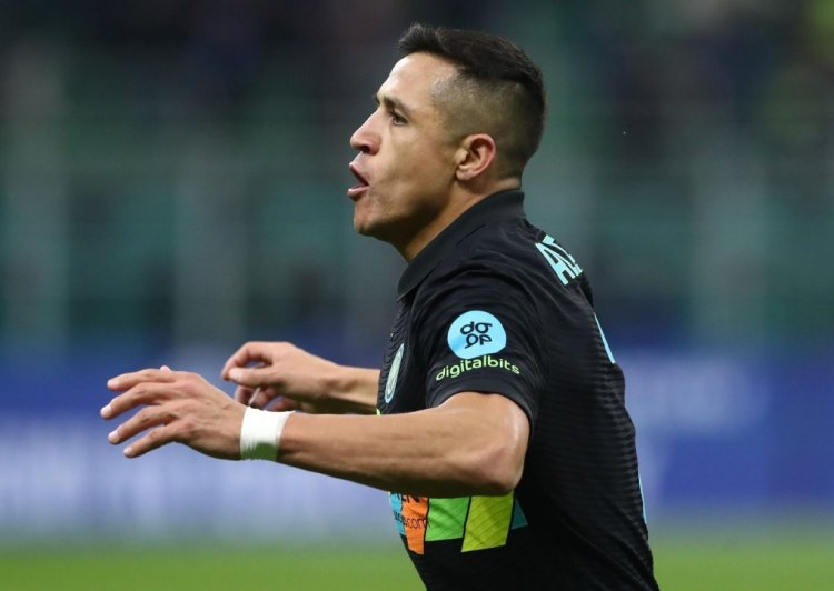 MILAN, ITALY - FEBRUARY 08: Alexis Sanchez of FC Internazionale celebrates his goal during the Coppa Italia match between FC Internazionale and AS Roma at Stadio Giuseppe Meazza on February 08, 2022 in Milan, Italy. (Photo by Marco Luzzani/Getty Images)