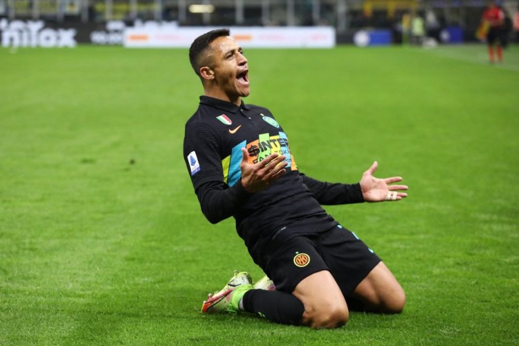 MILAN, ITALY - MAY 06: Alexis Sanchez of FC Internazionale celebrates after scoring their team's fourth goal during the Serie A match between FC Internazionale and Empoli FC at Stadio Giuseppe Meazza on May 06, 2022 in Milan, Italy. (Photo by Marco Luzzani/Getty Images)