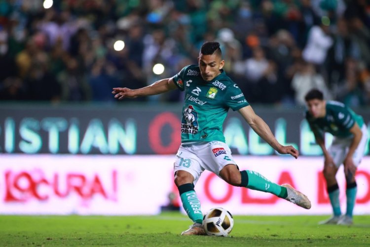 LEON, MEXICO - DECEMBER 09: Ángel Mena of Leon scores his team's third goal by a penalty during the final first leg match between Leon and Atlas as part of the Torneo Grita Mexico A21 Liga MX at Leon Stadium on December 09, 2021 in Leon, Mexico. (Photo by Hector Vivas/Getty Images)