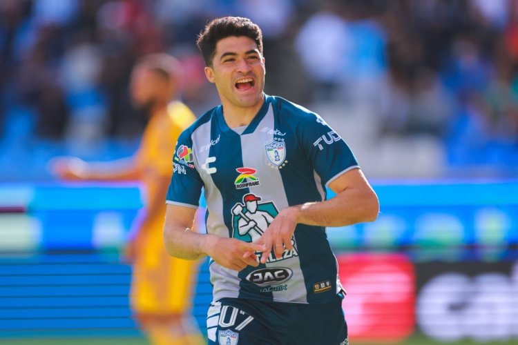 PACHUCA, MEXICO - AUGUST 07: Nicolas Ibañez of Pachuca celebrates after scoring his team’s first goal during the 7th round match between Pachuca and Tigres UANL as part of the Torneo Apertura 2022 Liga MX at Hidalgo Stadium on August 07, 2022 in Pachuca, Mexico. (Photo by Hector Vivas/Getty Images)
