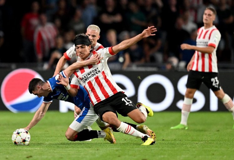 EINDHOVEN, NETHERLANDS - AUGUST 24: Érick Gutiérrez (R) of PSV Eindhoven challenges Tom Lawrence of Glasgow Rangers during the UEFA Champions League play-Off Secaon Leg match between PSV Eindhoven and Glasgow Rangers at Phillips Stadium on August 24, 2022 in Eindhoven, Netherlands. (Photo by Christian Kaspar-Bartke/Getty Images)