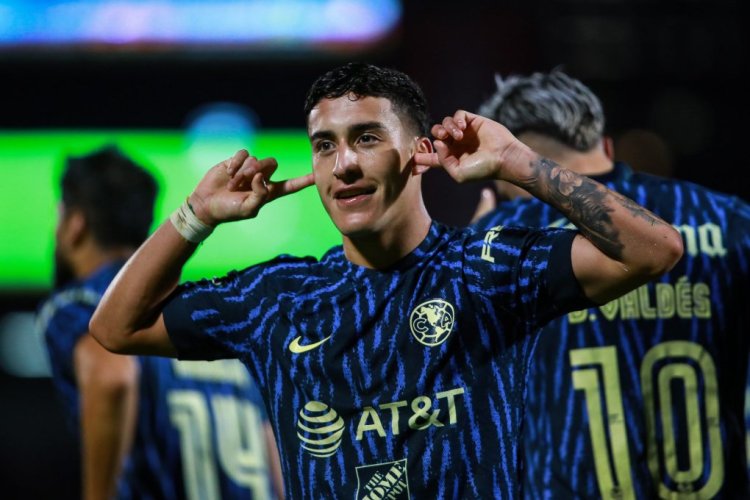 MEXICO CITY, MEXICO - AUGUST 13: Alejandro Zendejas of america celebrates the third scored goal of America during the 8th round match between Pumas UNAM and America as part of the Torneo Apertura 2022 Liga MX at Olimpico Universitario Stadium on August 13, 2022 in Mexico City, Mexico. (Photo by Manuel Velasquez/Getty Images)