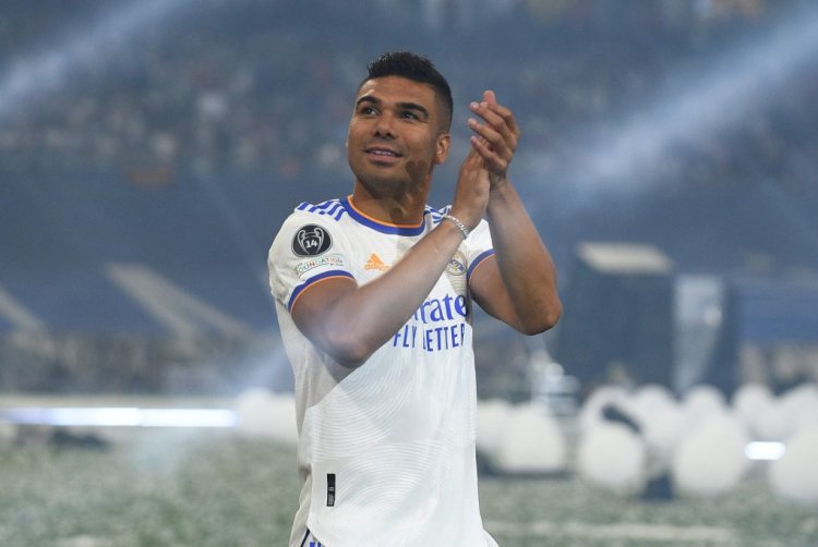 MADRID, SPAIN - MAY 29:  Casemiro of Real Madrid applauds supporters during celebrations at estadio Santiago Bernabeu after winning the UEFA Champions League Final  on May 29, 2022 in Madrid, Spain. (Photo by Denis Doyle/Getty Images)