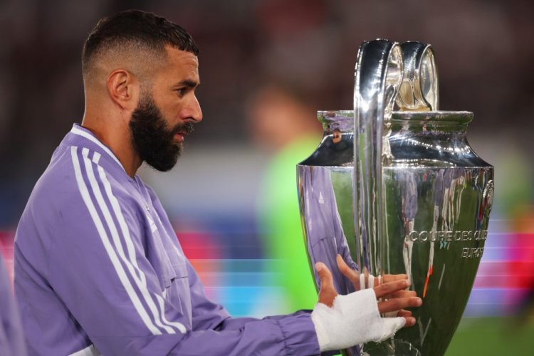 HELSINKI, FINLAND - AUGUST 10: Karim Benzema of Real Madrid carries the UEFA Champions League trophy as they walk of the tunnel prior to kick off of the UEFA Super Cup Final 2022 between Real Madrid CF and Eintracht Frankfurt at Helsinki Olympic Stadium on August 10, 2022 in Helsinki, Finland. (Photo by Alex Grimm/Getty Images )