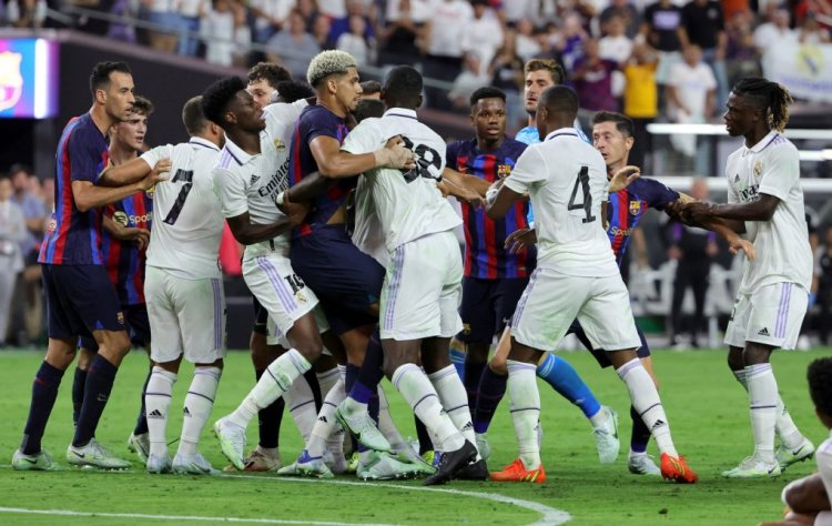 LAS VEGAS, NEVADA - JULY 23: Barcelona and Real Madrid players scuffle during their preseason friendly match at Allegiant Stadium on July 23, 2022 in Las Vegas, Nevada. Barcelona defeated Real Madrid 1-0. (Photo by Ethan Miller/Getty Images)