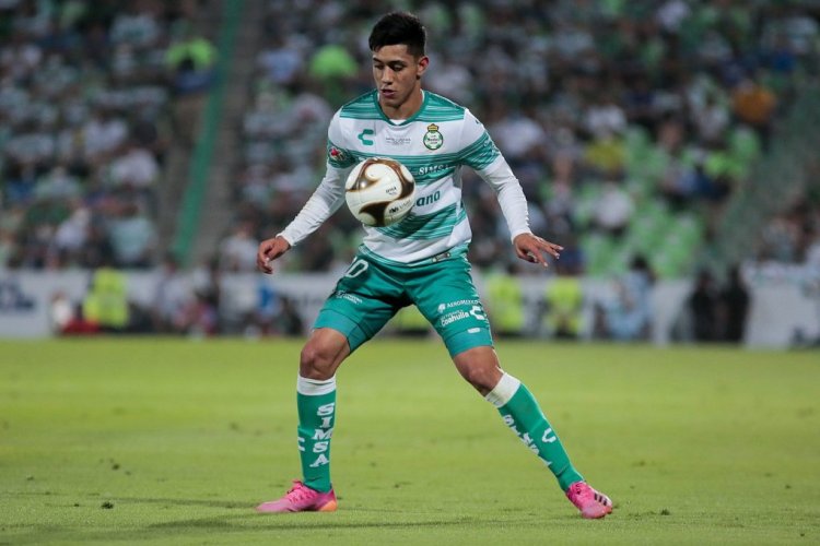 TORREON, MEXICO - MAY 27: Omar Campos of Santos Laguna controls the ball during the Final first leg match between Santos Laguna and Cruz Azul as part of the Torneo Guard1anes 2021 Liga MX at Corona Stadium on May 27, 2021 in Torreon, Mexico. (Photo by Manuel Guadarrama/Getty Images)