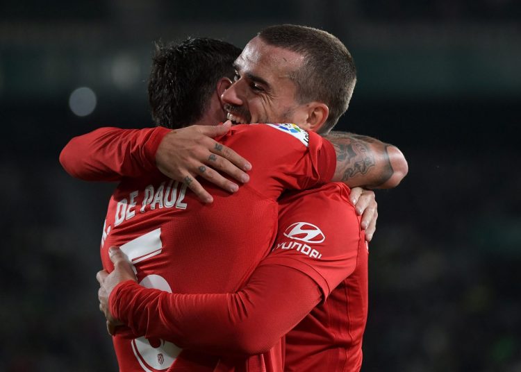 TOPSHOT - Atletico Madrid's Argentinian midfielder Rodrigo De Paul (L) celebrates with teammate Atletico Madrid's French forward Antoine Griezmann after scoring a goal during the Spanish league football match between Elche CF and Club Atletico de Madrid at the Martinez Valero stadium in Elche on May 11, 2022. (Photo by JOSE JORDAN / AFP) (Photo by JOSE JORDAN/AFP via Getty Images)
