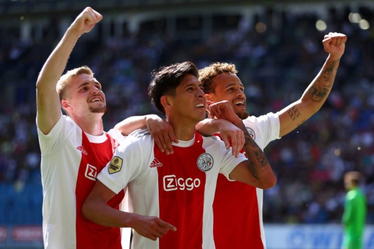 ARNHEM, NETHERLANDS - MAY 15:  Edson Alvarez (C) of AFC Ajax celebrates scoring his teams second goal of the game with team mates Kenneth Taylor and Liam van Gelderen during the Dutch Eredivisie match between Vitesse and Ajax Amsterdam held at Gelredome on May 15, 2022 in Arnhem, Netherlands. (Photo by Dean Mouhtaropoulos/Getty Images)