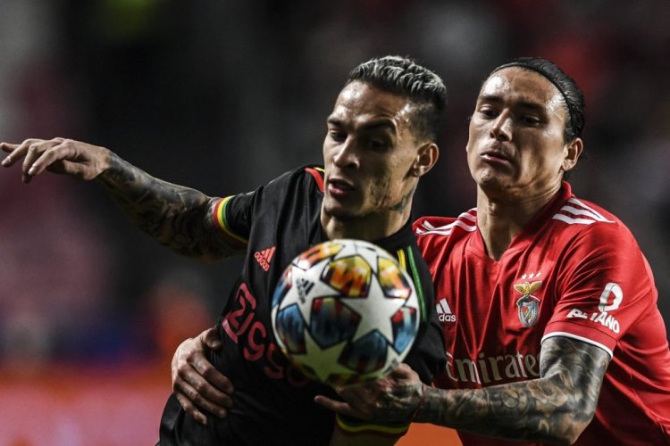 Ajax's Brazilian forward Antony Matheus Dos Santos (L) fights for the ball with Benfica's Uruguayan forward Darwin Nunez during the UEFA Champions League football match between SL Benfica and Ajax at the Luz stadium in Lisbon on February 23, 2022. (Photo by PATRICIA DE MELO MOREIRA / AFP) (Photo by PATRICIA DE MELO MOREIRA/AFP via Getty Images)