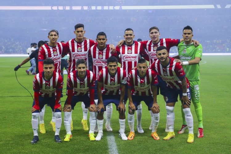 MEXICO CITY, MEXICO - SEPTEMBER 17: Players of Chivas pose prior the 15th round match between America and Chivas as part of the Torneo Apertura 2022 Liga MX at Azteca Stadium on September 17, 2022 in Mexico City, Mexico. (Photo by Agustin Cuevas/Getty Images)
