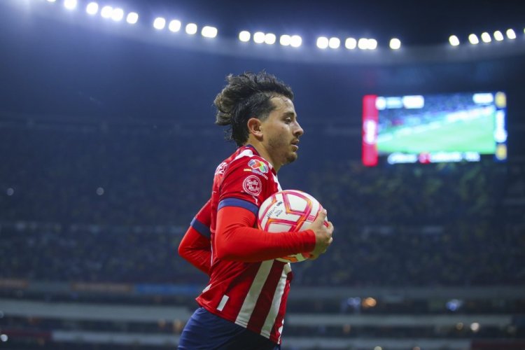 MEXICO CITY, MEXICO - SEPTEMBER 17: Alan Mozo of Chivas reacts during the 15th round match between America and Chivas as part of the Torneo Apertura 2022 Liga MX at Azteca Stadium on September 17, 2022 in Mexico City, Mexico. (Photo by Agustin Cuevas/Getty Images)