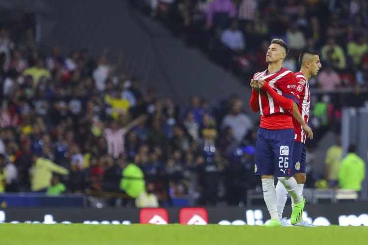 MEXICO CITY, MEXICO - SEPTEMBER 17: Cristian Calderon of Chivas celebrates after scoring the first goal of his team during the 15th round match between America and Chivas as part of the Torneo Apertura 2022 Liga MX at Azteca Stadium on September 17, 2022 in Mexico City, Mexico. (Photo by Agustin Cuevas/Getty Images)