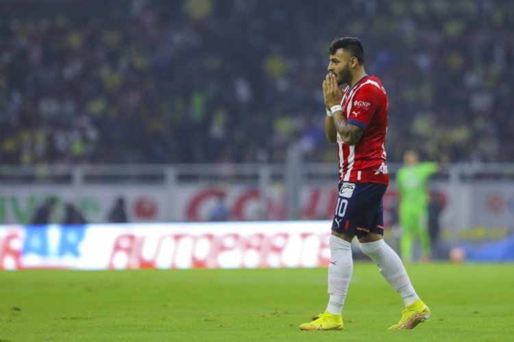 MEXICO CITY, MEXICO - SEPTEMBER 17: Alexis Vega of Chivas reacts during the 15th round match between America and Chivas as part of the Torneo Apertura 2022 Liga MX at Azteca Stadium on September 17, 2022 in Mexico City, Mexico. (Photo by Agustin Cuevas/Getty Images)