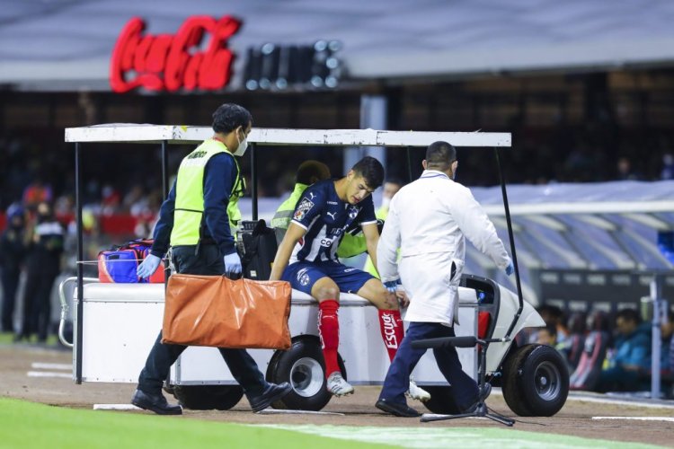 MEXICO CITY, MEXICO - NOVEMBER 06: Cesar Montes of Monterrey leaves the field injured during the 17th round match between America and Monterrey as part of the Torneo Grita Mexico A21 Liga MX at Azteca Stadium on November 6, 2021 in Mexico City, Mexico. (Photo by Agustin Cuevas/Getty Images)