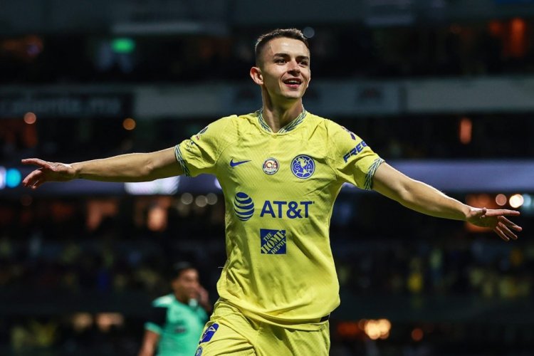MEXICO CITY, MEXICO - OCTOBER 15: Álvaro Fidalgo of America celebrates after scoring his team's fourth goal during the quarterfinals second leg match between America and Puebla as part of the Torneo Apertura 2022 Liga MX at Azteca Stadium on October 15, 2022 in Mexico City, Mexico. (Photo by Manuel Velasquez/Getty Images)