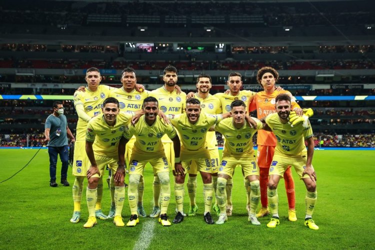 MEXICO CITY, MEXICO - OCTOBER 15: Players of America pose for the group photo prior the quarterfinals second leg match between America and Puebla as part of the Torneo Apertura 2022 Liga MX at Azteca Stadium on October 15, 2022 in Mexico City, Mexico. (Photo by Manuel Velasquez/Getty Images)