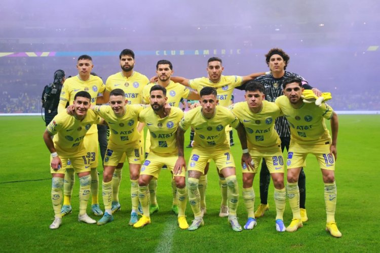 MEXICO CITY, MEXICO - OCTOBER 22: Players of America pose prior the semifinal second leg match between America and Touca as part of the Torneo Apertura 2022 Liga MX at Azteca on October 22, 2022 in Mexico City, Mexico. (Photo by Hector Vivas/Getty Images)