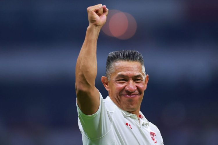 MEXICO CITY, MEXICO - OCTOBER 22: Ignacio Ambriz, coach of Toluca celebrates after the semifinal second leg match between America and Touca as part of the Torneo Apertura 2022 Liga MX at Azteca on October 22, 2022 in Mexico City, Mexico. (Photo by Hector Vivas/Getty Images)
