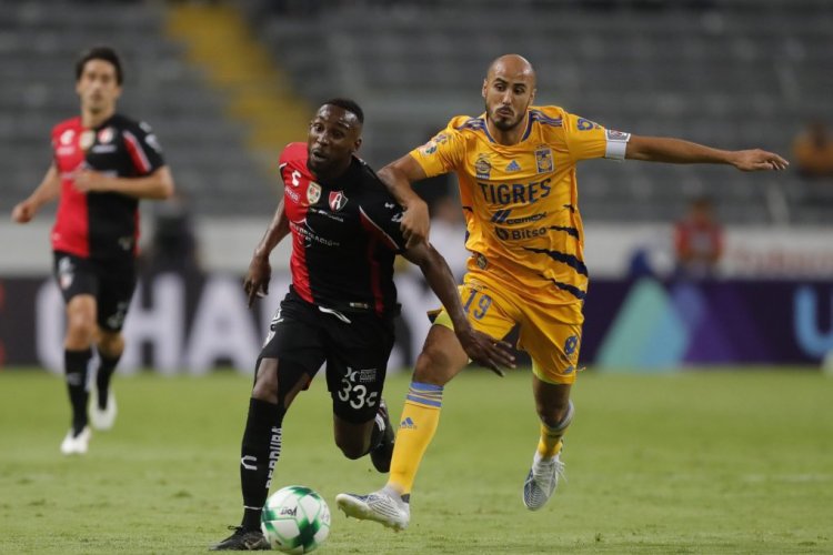 GUADALAJARA, MEXICO - MAY 18: Julian Quiñones of Atlas fights for the ball with Guido Pizarro of Tigres during the semifinal first leg match between Atlas and Tigres UANL as part of the Torneo Grita Mexico C22 Liga MX at Jalisco Stadium on May 18, 2022 in Guadalajara, Mexico. (Photo by Refugio Ruiz/Getty Images)