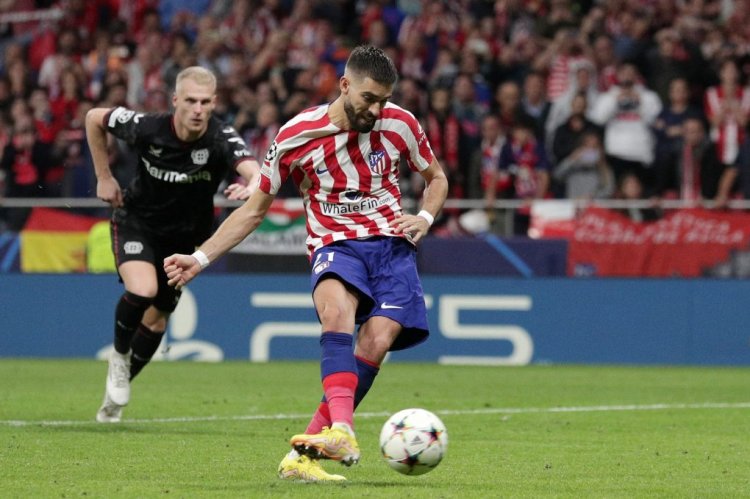 MADRID, SPAIN - OCTOBER 26: Yannick Ferreira Carrasco of Atletico Madrid misses a penalty during the UEFA Champions League group B match between Atletico Madrid and Bayer 04 Leverkusen at Civitas Metropolitano Stadium on October 26, 2022 in Madrid, Spain. (Photo by Gonzalo Arroyo Moreno/Getty Images)