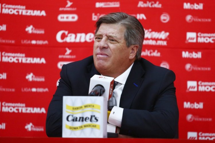 SAN LUIS POTOSI, MEXICO - OCTOBER 01: Miguel Herrera head coach of Tigres UANL talks during a press conference after the 17th round match between Atletico San Luis and Tigres UANL as part of the Torneo Apertura 2022 Liga MX at Estadio Alfonso Lastras on October 1, 2022 in San Luis Potosi, Mexico. (Photo by Leopoldo Smith/Getty Images)