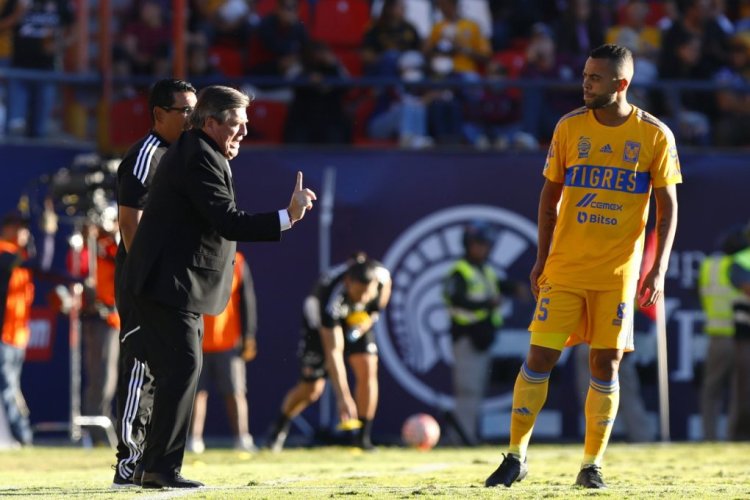 SAN LUIS POTOSI, MEXICO - OCTOBER 01: Miguel Herrera head coach of Tigres gives instructions to Rafael De Souza during the 17th round match between Atletico San Luis and Tigres UANL as part of the Torneo Apertura 2022 Liga MX at Estadio Alfonso Lastras on October 1, 2022 in San Luis Potosi, Mexico. (Photo by Leopoldo Smith/Getty Images)