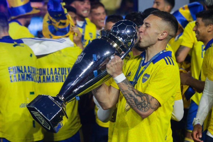 BUENOS AIRES, ARGENTINA - OCTOBER 23: Norberto Briasco of Boca Juniors celebrates with the trophy after a match between Boca Juniors and Independiente as part of Liga Profesional 2022  at Estadio Alberto J. Armando on October 23, 2022 in Buenos Aires, Argentina. (Photo by Daniel Jayo/Getty Images)