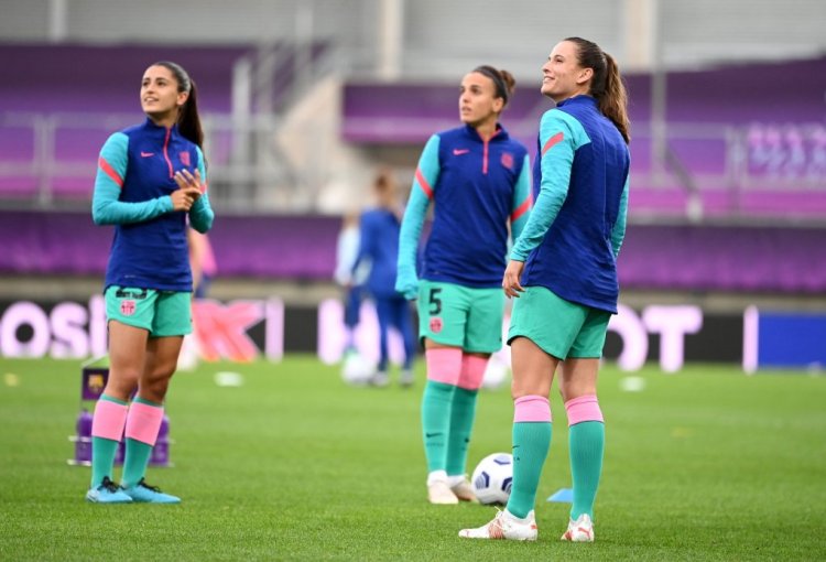 GOTHENBURG, SWEDEN - MAY 16: Laia Codina of FC Barcelona warms up with teammates prior to the UEFA Women's Champions League Final match between Chelsea FC and Barcelona at Gamla Ullevi on May 16, 2021 in Gothenburg, Sweden. (Photo by David Lidstrom/Getty Images)