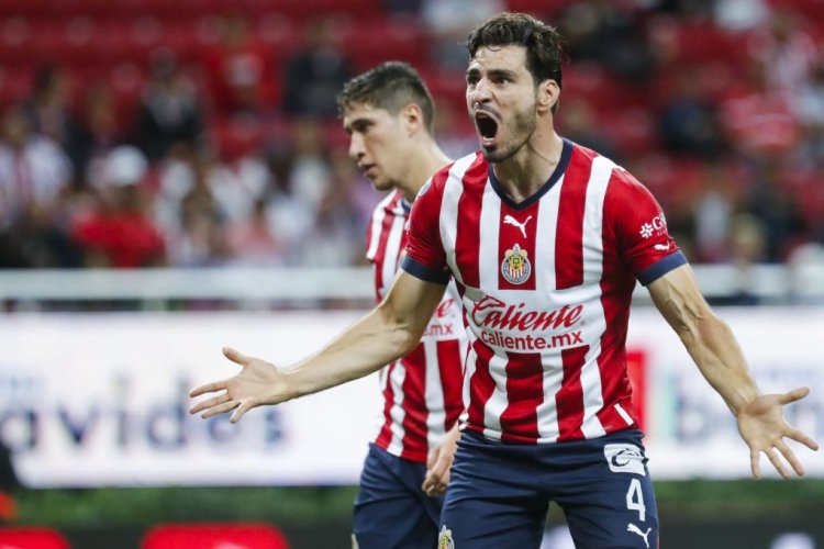 ZAPOPAN, MEXICO - JULY 30: Antonio Briseño of Chivas reacts during the 6th round match between Chivas and Pachuca as part of the Torneo Apertura 2022 Liga MX at Akron Stadium on July 30, 2022 in Zapopan, Mexico. (Photo by Refugio Ruiz/Getty Images)