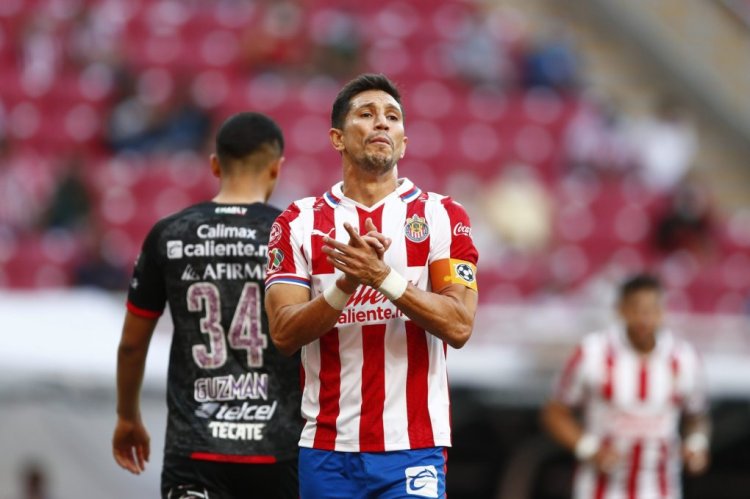 ZAPOPAN, MEXICO - APRIL 17: Jesús Molina #05 of Chivas reacts during the 15th round match between Chivas and Tijuana as part of the Torneo Guard1anes 2021 Liga MX at Akron Stadium on April 17, 2021 in Zapopan, Mexico. (Photo by Refugio Ruiz/Getty Images)