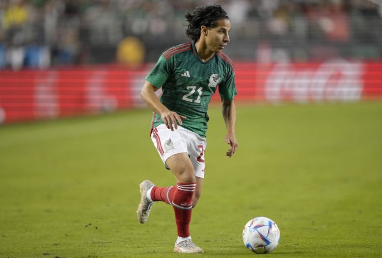 SANTA CLARA, CALIFORNIA - SEPTEMBER 27: Diego Lainez #21 of Mexico controls the ball dribbling it up the field against Colombia in the second half of the Mextour Send Off at Levi's Stadium on September 27, 2022 in Santa Clara, California. (Photo by Thearon W. Henderson/Getty Images)