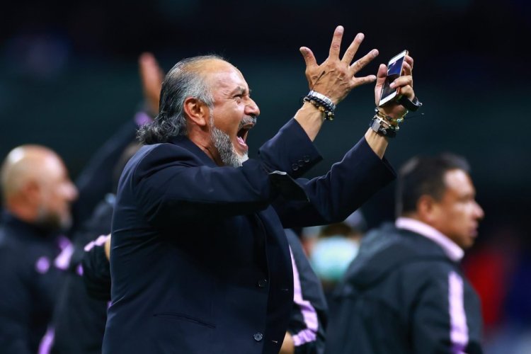 MEXICO CITY, MEXICO - OCTOBER 08: Raul Gutierrez coach of Cruz Azul celebrates victory after the playoff match between Cruz Azul and León as part of the Torneo Apertura 2022 Liga MX at Azteca Stadium on October 08, 2022 in Mexico City, Mexico. (Photo by Hector Vivas/Getty Images)