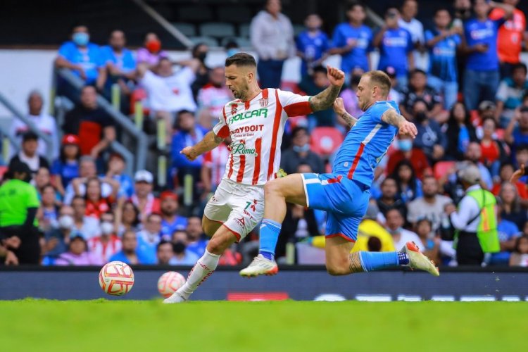 MEXICO CITY, MEXICO - JULY 30: Edgar Méndez (L) of Necaxa battles for the ball against Carlos Rotondi (R) of Cruz Azul during the 6th round match between Cruz Azul and Necaxa as part of the Torneo Apertura 2022 Liga MX at Azteca Stadium on July 30, 2022 in Mexico City, Mexico. (Photo by Manuel Velasquez/Getty Images)