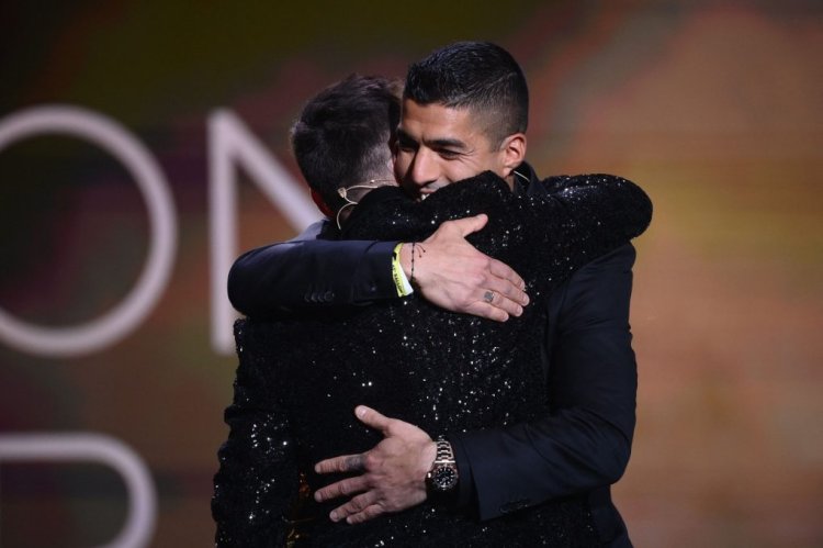 Atletico Madrid's Uruguayan forward Luis Suarez (R) congratulates Paris Saint-Germain's Argentine forward Lionel Messi after handing him the   Ballon d'Or award the 2021 Ballon d'Or France Football award ceremony at the Theatre du Chatelet in Paris on November 29, 2021. (Photo by FRANCK FIFE / AFP) (Photo by FRANCK FIFE/AFP via Getty Images)