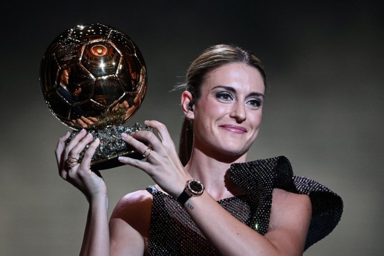 FC Barcelona's Spanish midfielder Alexia Putellas receives her second Woman Ballon d'Or award during the 2022 Ballon d'Or France Football award ceremony at the Theatre du Chatelet in Paris on October 17, 2022. (Photo by FRANCK FIFE / AFP) (Photo by FRANCK FIFE/AFP via Getty Images)